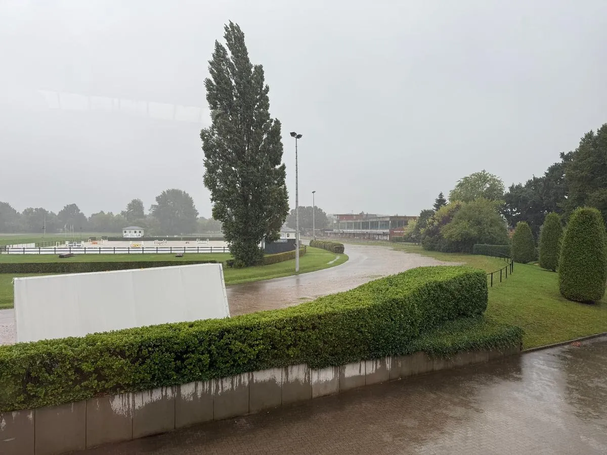 Springplatz und Tribünengebäude der Außenanlage