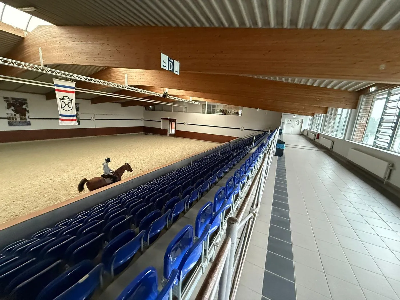 Tribüne und Umgang der Fritz-Thiedemann-Halle ohne Publikum