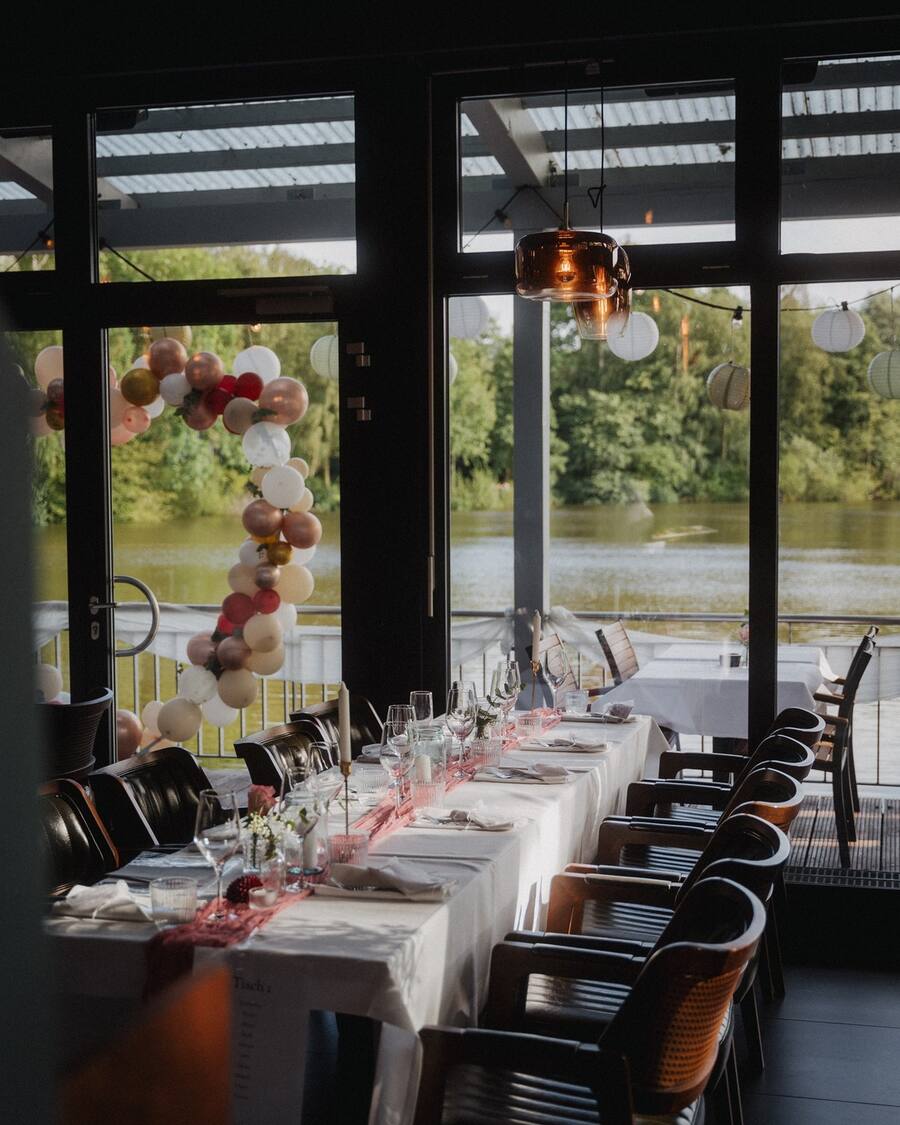 Festlich gedeckte Hochzeitstafel mit Seeblick bei Harry's Haus am See in Elmshorn